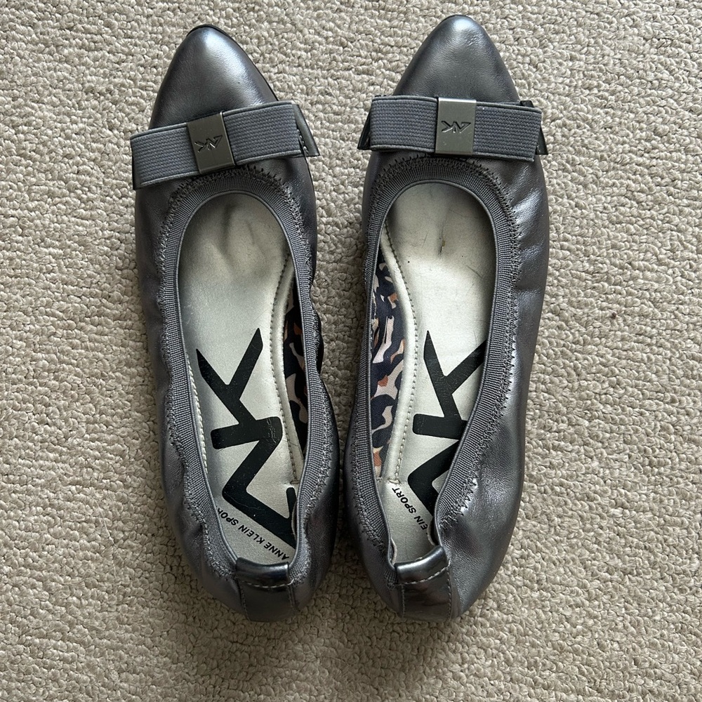 AK Anne Klein Sport Olla Metallic Flat, Size 6